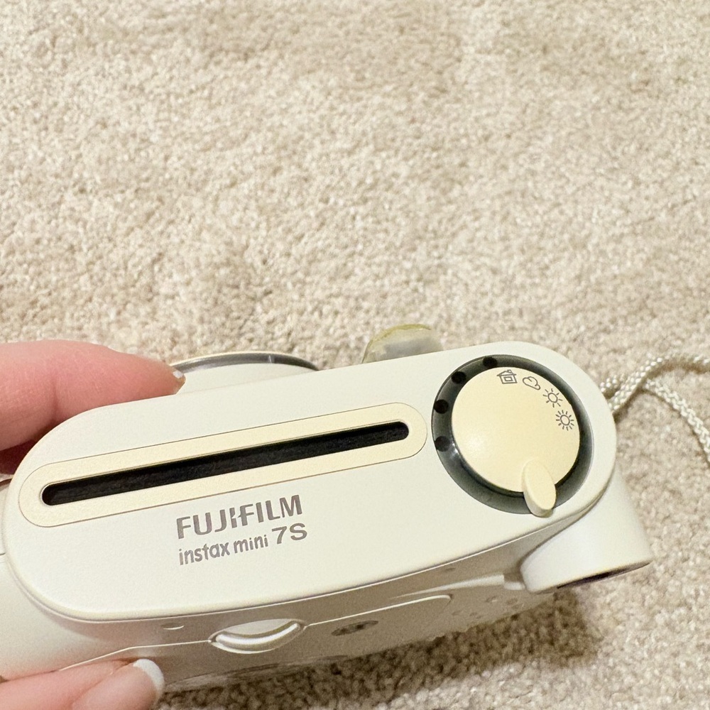 Fujifilm Instax Mini 7S Instant Camera in Cream White